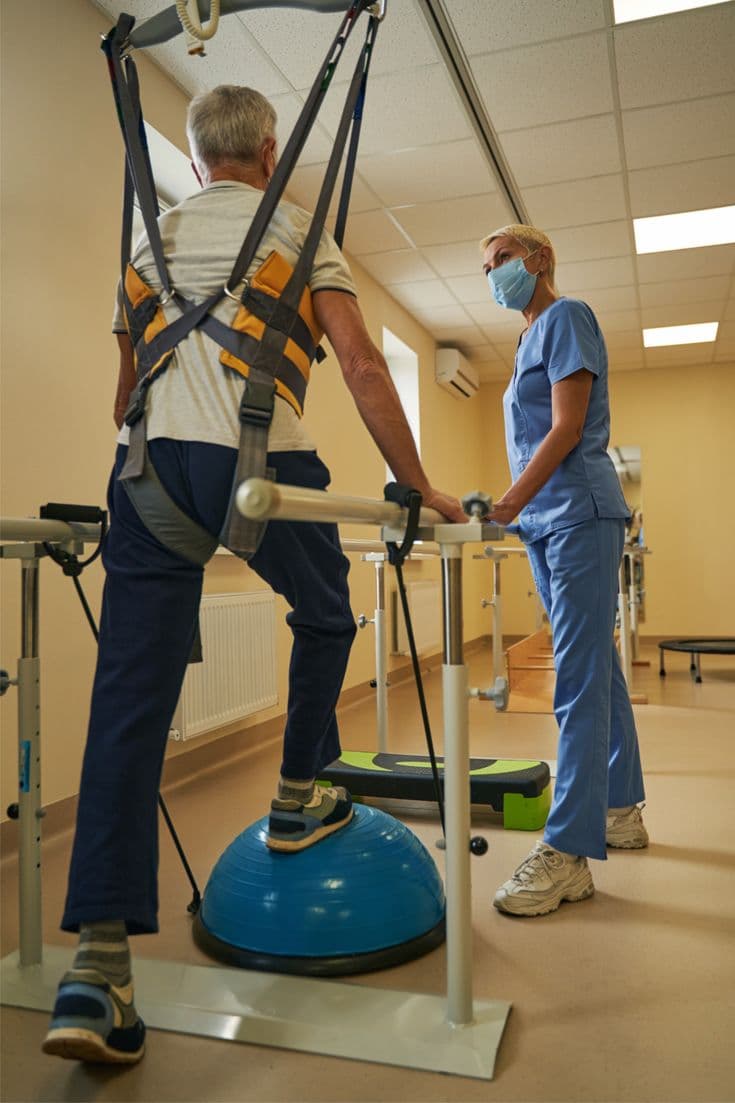 Physiotherapist assisting a patient with walking exercises during stroke recovery in Pune and paralysis treatment at Neurofit.